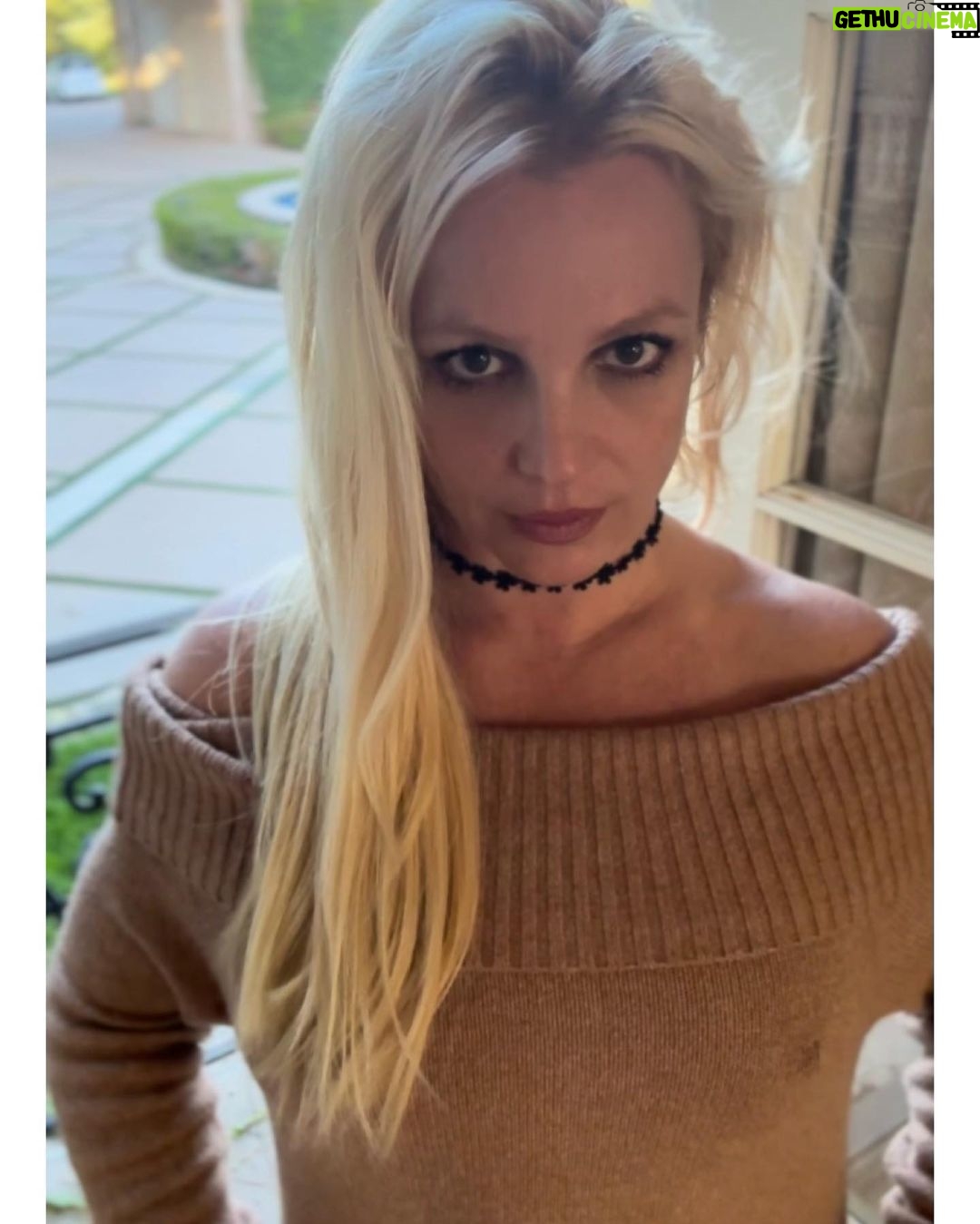 Britney Spears Instagram - First time doing portraits 🌹🌹 !!!