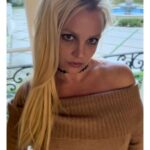 Britney Spears Instagram – First time doing portraits 🌹🌹 !!!
