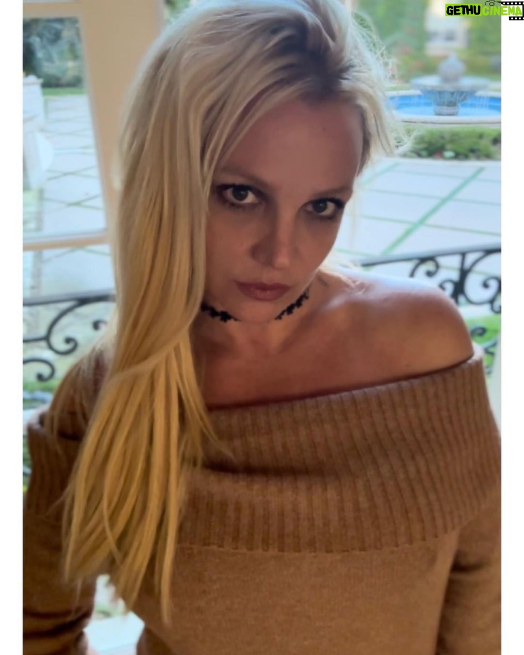 Britney Spears Instagram - First time doing portraits 🌹🌹 !!!