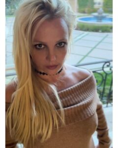 Britney Spears Instagram - First time doing portraits 🌹🌹 !!!
