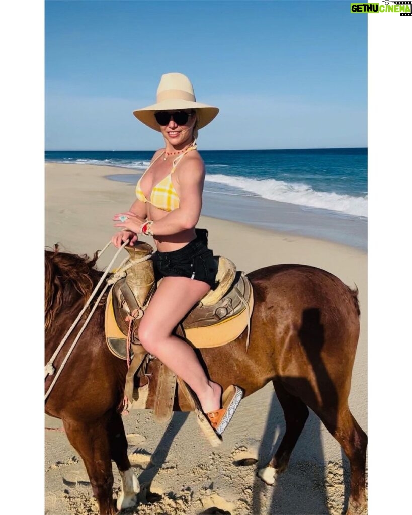 Britney Spears Instagram - Buying a horse soon 🐴 !!! So many options it’s kinda hard !!! A horse called Sophie and another called Roar 🐎 ??? I can’t make up my mind 🙈 !!! Should I join the camaraderie and put a pink cowboy hat on 😜 ??? Either way I think I found my sweet spot with Roar 😘 !!!