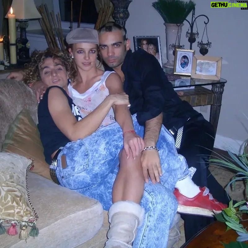 Britney Spears Instagram - Me in New York City years ago with my dancers in my apartment 🙈🙈🙈🌹🌹🌹!!!