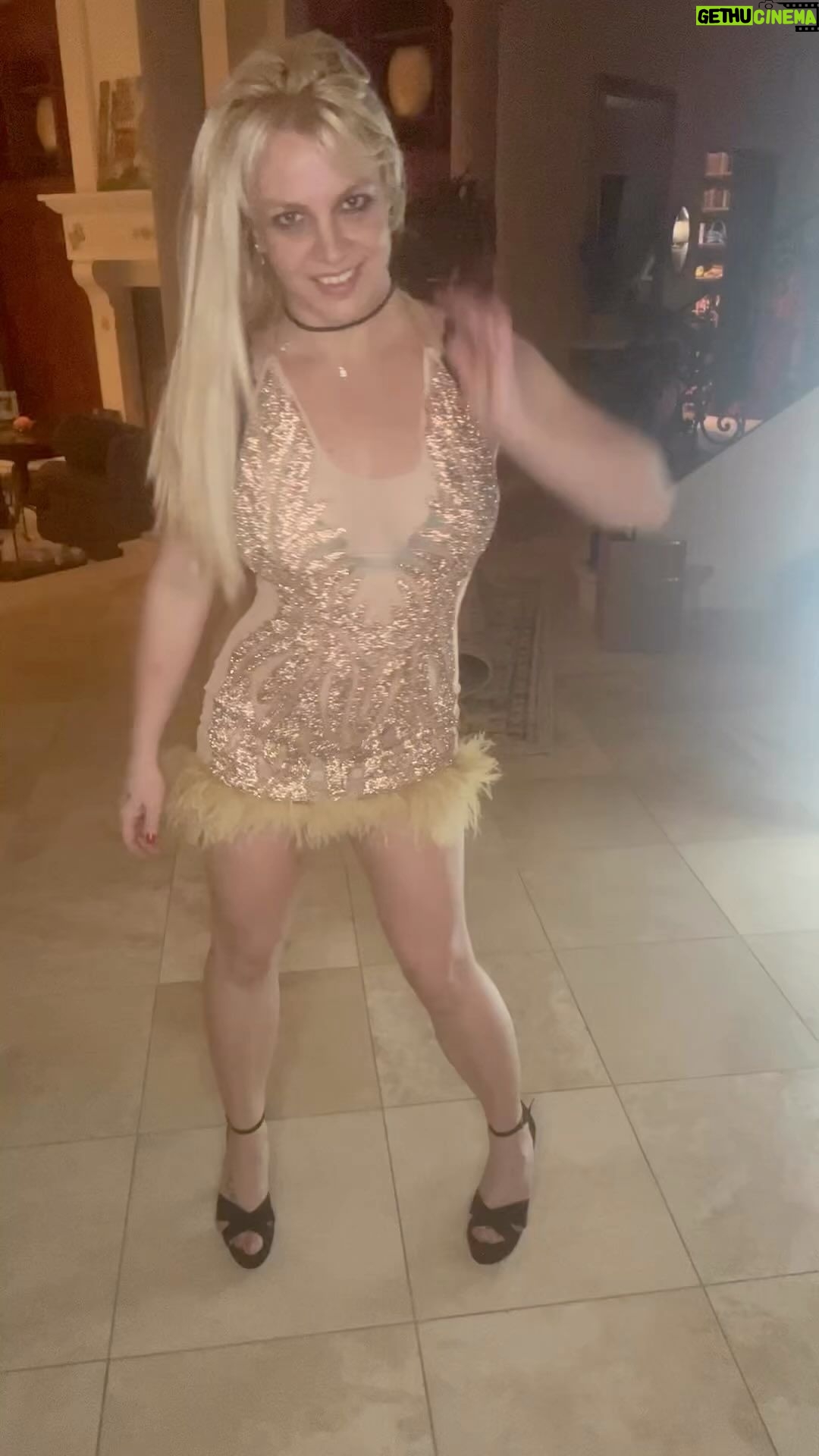 Britney Spears Instagram - Awkward silence … I love making people feel uncomfortable 😳 … here’s to gold 🤦♀️🌹🌹🌹 🤷♀️ !!!