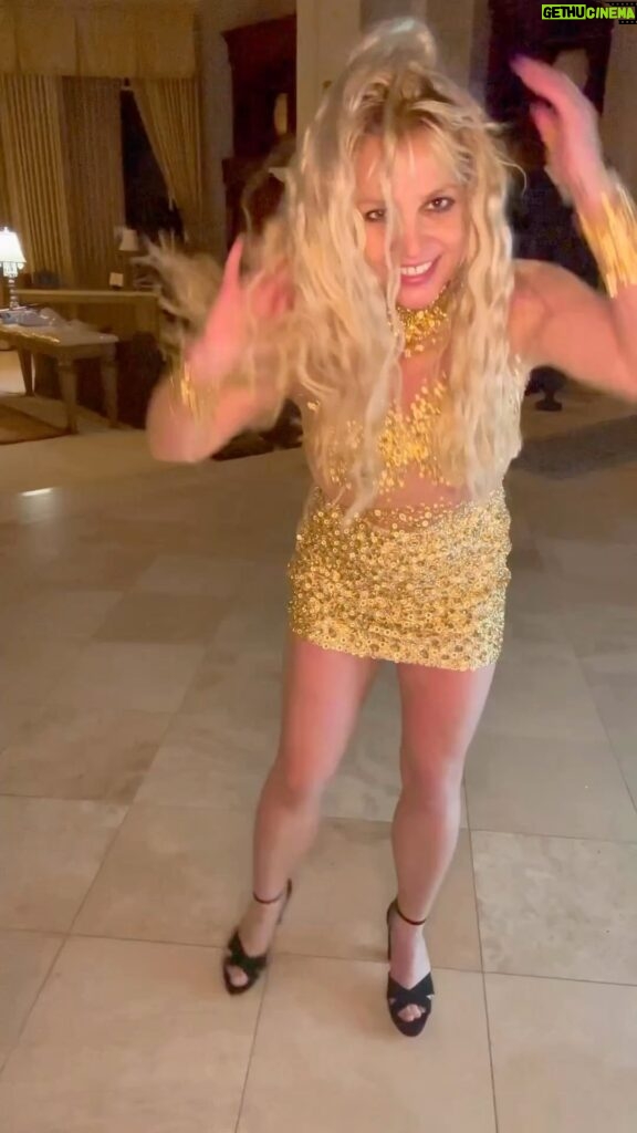 Britney Spears Instagram - Before dinner at Catch two nights ago !!! Dancing like I should everyday of my life !!!