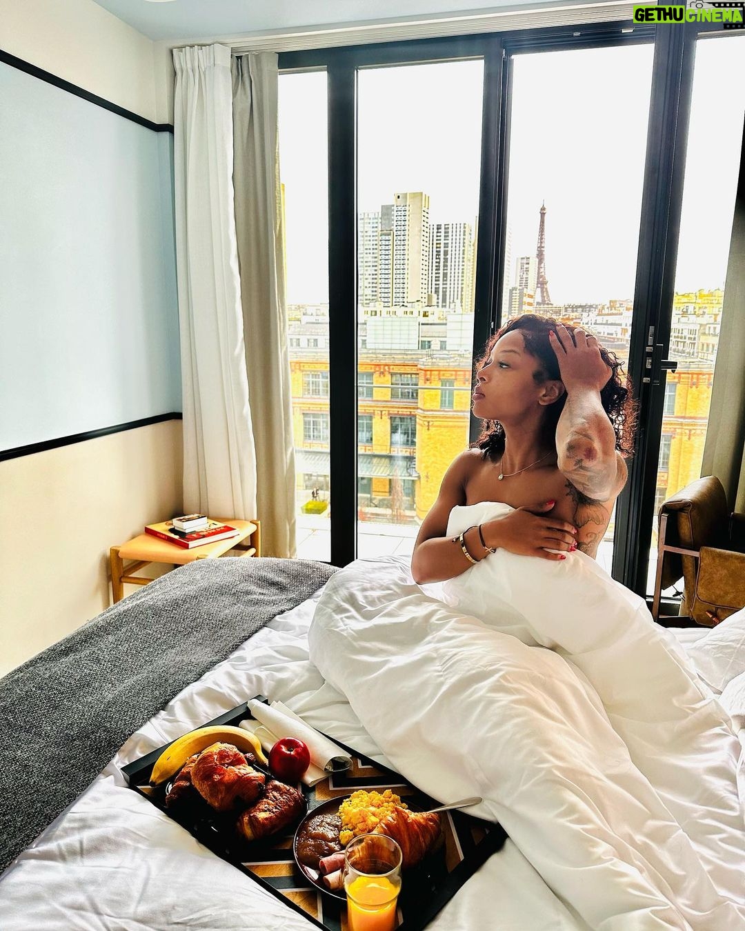 Brittany S. Hall Instagram - Bonjour de Paris 🌞 Paris, France