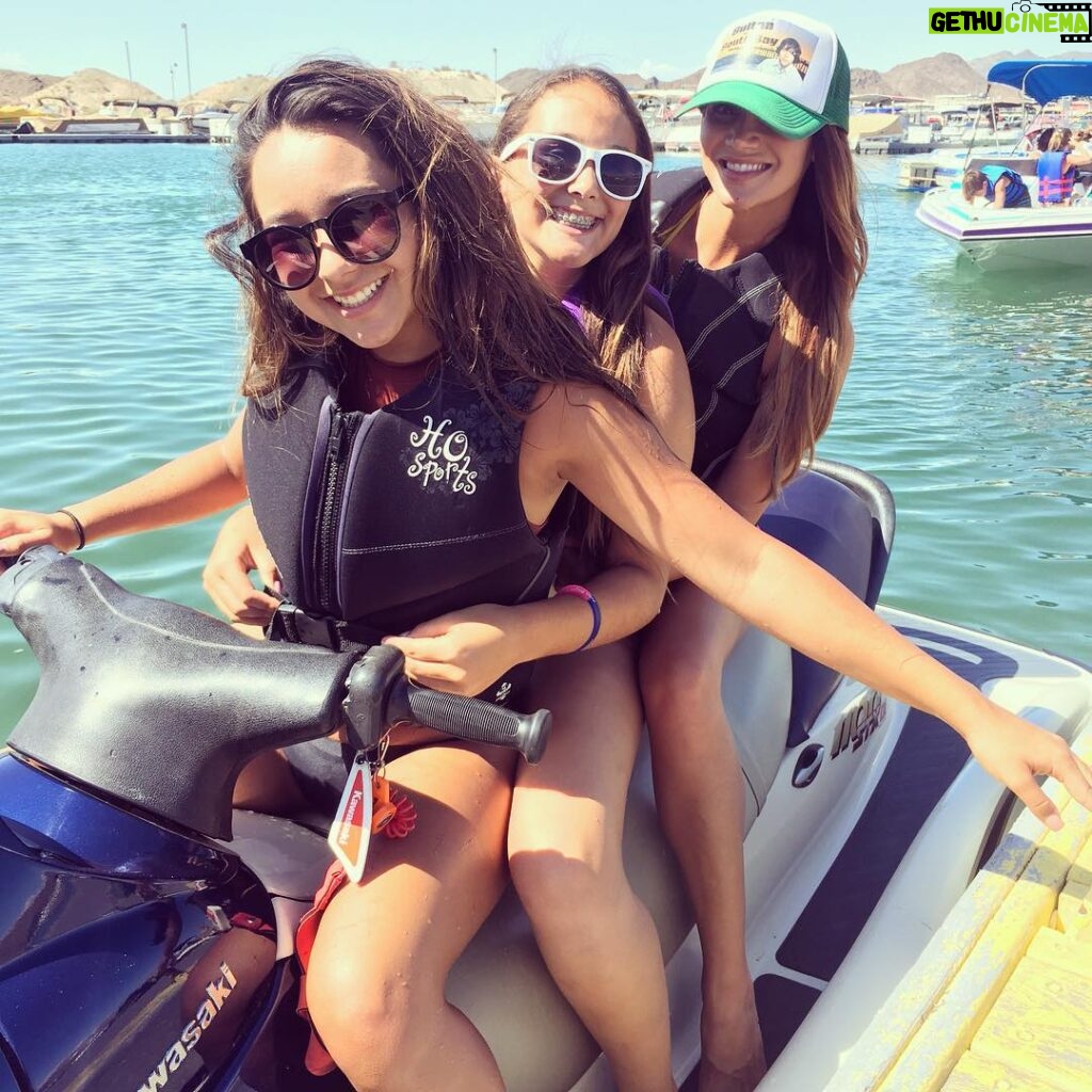 Brittany Thompson Martinez Instagram - Fun times in Laughlin with these beauties and your hat is in good hands @bobby_g13 🤣😂. 👸🏻👙☀️🌊🚤 #laughlin #lakemohave #summertime #funinthesun #girlsjustwannahavefun Katherine Landing at Lake Mohave Marina
