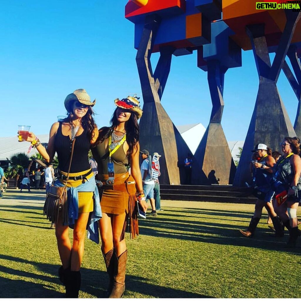 Brittany Thompson Martinez Instagram - #stagecoach we made it. Coming in H🔥T @jphotobomber9