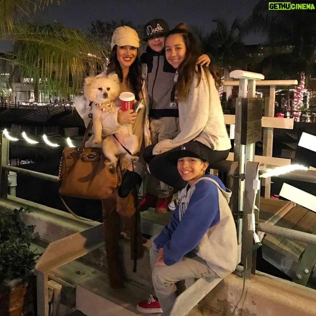 Brittany Thompson Martinez Instagram - All I need in one pic! 💓 #neveradullmoment #naples #2ndstreet #starbucks #wine #longbeach #christmas #christmastime #family #blessed #wineinacup 😜 #momlife #christmaslights #dudebenice @dudebenicela @starbucks #dodgers @dodgers #la @ax_man5 Naples Canal