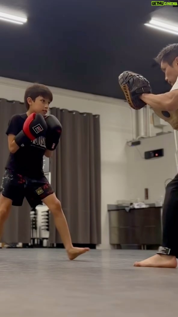 Bruce Lee Instagram - Bruce Lee and Dan Inosanto shared their techniques to train with professional focus mitts in the 1960’s in Bruce Lee’s Fighting Method book series. Along with their early use by boxers and Muay Thai fighters, focus mitts are now a staple training tool in all martial art styles. @twinjas_official work on their timing, distance, and accuracy with mitts held by Dad @stevenhostunts Join us in supporting the @bruceleefoundation to enrich children with the gift of martial arts. #brucelee #daninosanto #martialarts #martialartists #focusmitts #evolutionofmartialarts #twinjas