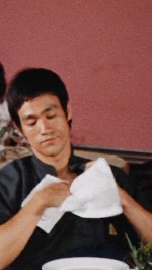 Bruce Lee Instagram - 🦃🍽️ Gotta get those Thanksgiving plates just right…

#brucelee #happythanksgiving #onefamily