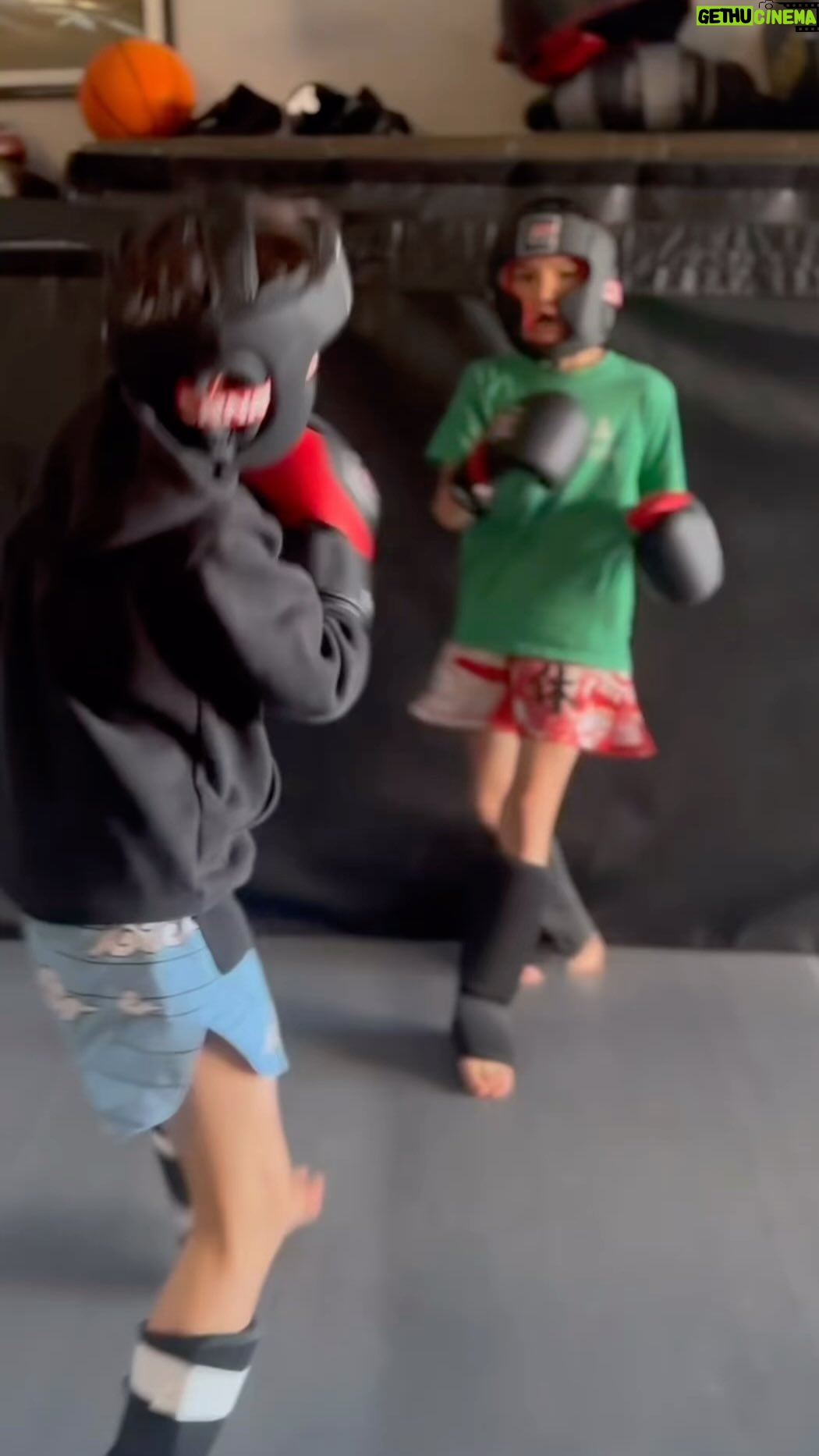 Bruce Lee Instagram - @twinjas_official working Bruce Lee’s A.B.C. (Attack by Combination) from the Tao of Jeet Kune Do. Shout out to @combatcrnr for keeping the boys safe and @trititans for keeping them looking dope (check out their official Bruce Lee fight gear). #brucelee #taoofjeetkunedo #abc #twinjas #stevenho @stevenhostunts