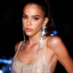 Bruna Marquezine Instagram - Meu carisma acabou, mas os looks de carnaval ainda não @alessandrarich GRAZIE amore for this beautiful dress