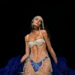Bruna Marquezine Instagram - Meu carnaval com @absolutbrasil foi recheado de brilho ✨ Pra conferir mais algumas fotos exclusivas do nosso mix juntos, é só buscar pelo site de Absolut. Um brinde, com muito brilho, aos espíritos livres deste carnaval #BornToMix Beba com moderação. Não compartilhe com menores de 18 anos.