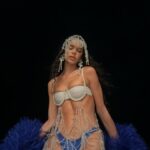 Bruna Marquezine Instagram - Meu carnaval com @absolutbrasil foi recheado de brilho ✨ Pra conferir mais algumas fotos exclusivas do nosso mix juntos, é só buscar pelo site de Absolut. Um brinde, com muito brilho, aos espíritos livres deste carnaval #BornToMix Beba com moderação. Não compartilhe com menores de 18 anos.