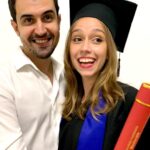 Bruna Tatar Instagram - Me formei em 2020 mas por motivos de 🦠, só agora, dois anos depois, tive minha colação de grau “simbólica”. Agradecimento especial a minha panelinha preferida @lecacau @analuizaa @radiatecarol @thaismaiuri por me ajudarem durante 5 anos com minha “vida dupla” digna de uma “psicoatriz”, seja colocando meu nome nos trabalhos durante minhas pontes rio-sp e também torcendo por mim a cada teste que ia fazer depois da aula. Sem vocês nada disso teria sido possível 💖 Obrigada família, amigos, professores e todos que tornaram a caminhada mais leve 🎓