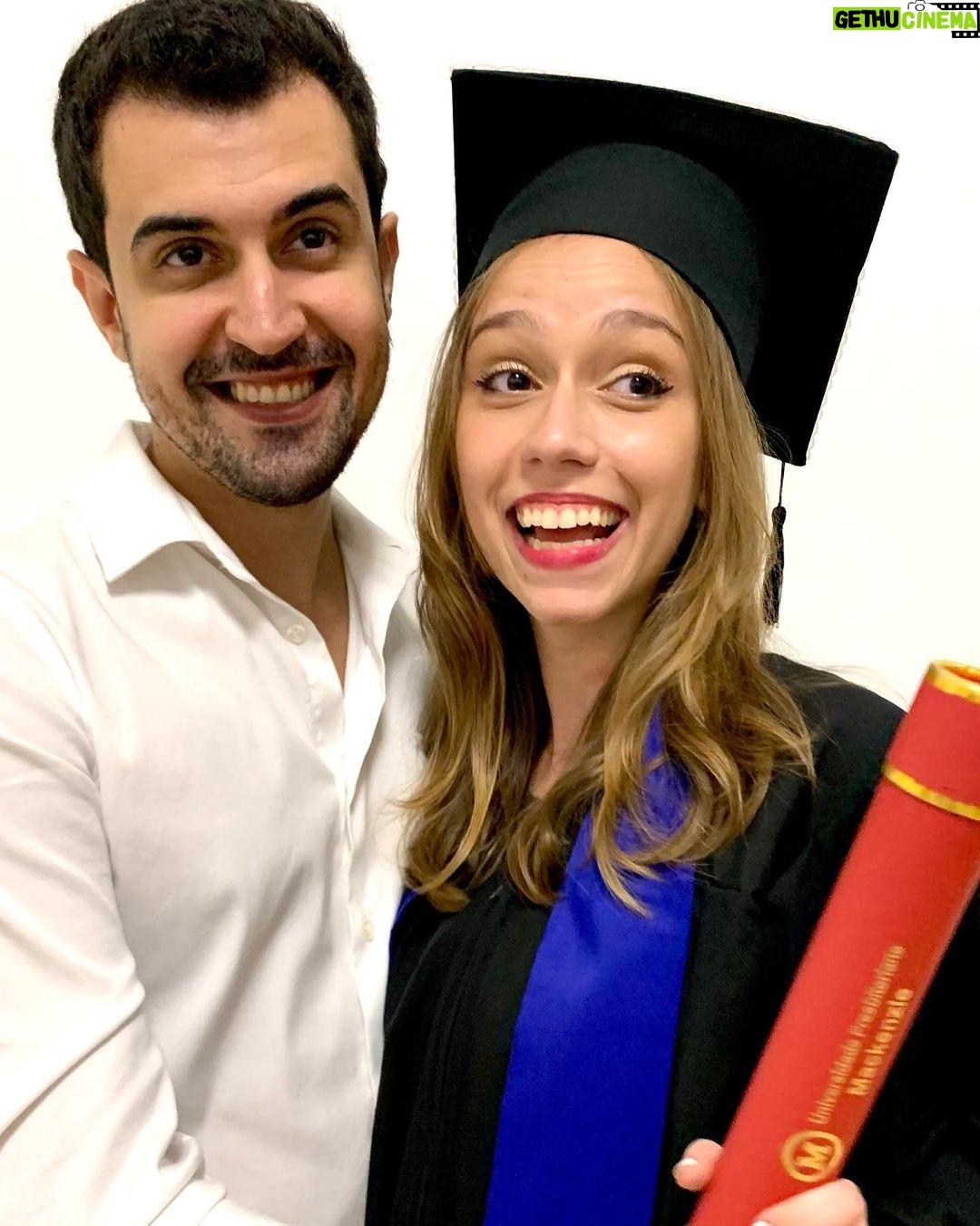 Bruna Tatar Instagram - Me formei em 2020 mas por motivos de 🦠, só agora, dois anos depois, tive minha colação de grau “simbólica”. Agradecimento especial a minha panelinha preferida @lecacau @analuizaa @radiatecarol @thaismaiuri por me ajudarem durante 5 anos com minha “vida dupla” digna de uma “psicoatriz”, seja colocando meu nome nos trabalhos durante minhas pontes rio-sp e também torcendo por mim a cada teste que ia fazer depois da aula. Sem vocês nada disso teria sido possível 💖 Obrigada família, amigos, professores e todos que tornaram a caminhada mais leve 🎓