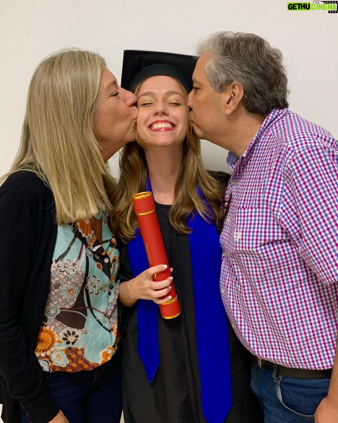 Bruna Tatar Instagram - Me formei em 2020 mas por motivos de 🦠, só agora, dois anos depois, tive minha colação de grau “simbólica”. Agradecimento especial a minha panelinha preferida @lecacau @analuizaa @radiatecarol @thaismaiuri por me ajudarem durante 5 anos com minha “vida dupla” digna de uma “psicoatriz”, seja colocando meu nome nos trabalhos durante minhas pontes rio-sp e também torcendo por mim a cada teste que ia fazer depois da aula. Sem vocês nada disso teria sido possível 💖 Obrigada família, amigos, professores e todos que tornaram a caminhada mais leve 🎓