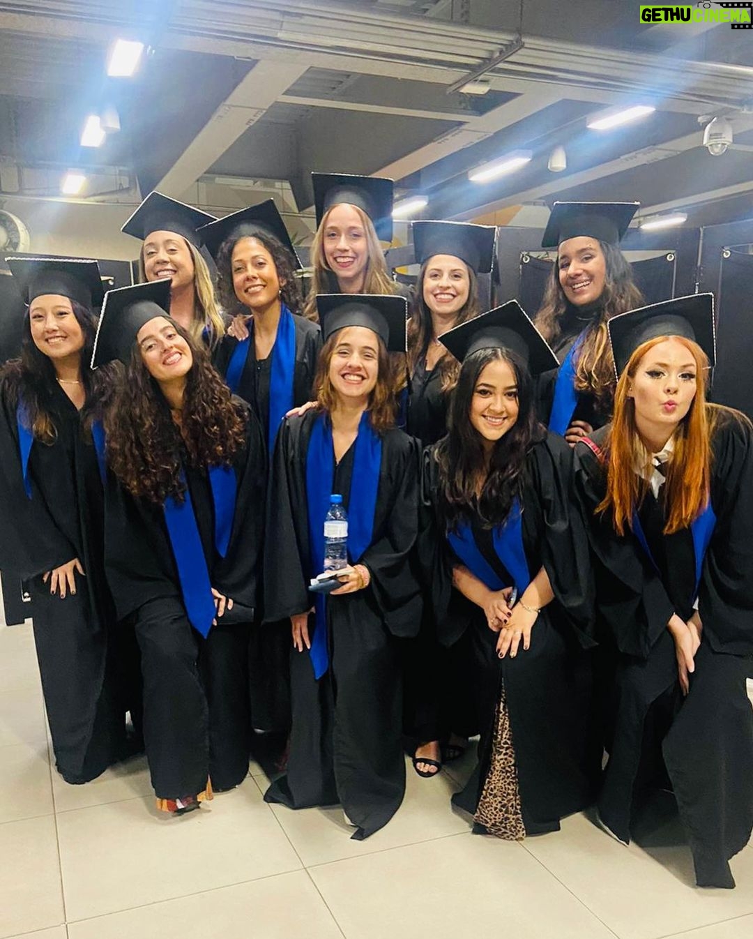Bruna Tatar Instagram - Me formei em 2020 mas por motivos de 🦠, só agora, dois anos depois, tive minha colação de grau “simbólica”. Agradecimento especial a minha panelinha preferida @lecacau @analuizaa @radiatecarol @thaismaiuri por me ajudarem durante 5 anos com minha “vida dupla” digna de uma “psicoatriz”, seja colocando meu nome nos trabalhos durante minhas pontes rio-sp e também torcendo por mim a cada teste que ia fazer depois da aula. Sem vocês nada disso teria sido possível 💖 Obrigada família, amigos, professores e todos que tornaram a caminhada mais leve 🎓