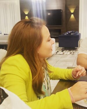 Bruna Tatar Instagram - Hoje é dia de celebrar a Larissa, essa amiga que tive o prazer de cruzar nos caminhos da vida. Nosso primeiro encontro se deu em um dos nossos lugares preferidos em comum: o set de filmagem. nos conectamos. 
Antes de conhecer a “Larissa Manoela”, eu conheci a Lari, menina simples, generosa, que olha olho no olho e que exala vida. e pique! (que pique meus caros). A Lari têm o coração puro e disponível e, quando se junta com o brilho que só a “Larissa Manoela” têm, temos o combo perfeito. 
Amiga, que Deus continue abençoando a sua vida todos os dias e que você se sinta sempre cercada e cuidada por aqueles que te querem bem. Eu te quero muito bem ❤️
Feliz aniversário pequena. Obrigada por tudo.

PS: queria deixar tambem o agradecimento por ter me ajudado a respirar no meio da madrugada americana, segue vídeo do episódio em anexo. 🤪💕