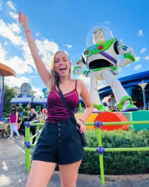 Bruna Tatar Instagram - QUE TIMEEEEE! 🌟
Alô @azulviagens @disneyworld.brasil se organizem porque a gente vai FICAAAAR 🌈🦄🌟🤪

#disneyviptours