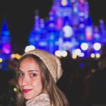 Bruna Tatar Instagram – nosso primeiro dia de parque foi mágico com direito a choro livre no show de fogos, eu gritando em absolutamente todas as montanhas-russas, fotinho com o 🐭 e as companheiras mais fodas de viagem @larissamanoela @amandadegodoi @amandaorestess
HOJE TEM MAIS AAAAAAA ❤️ tô mt feliz 🏰
@disneyworld.brasil
#disneyviptours