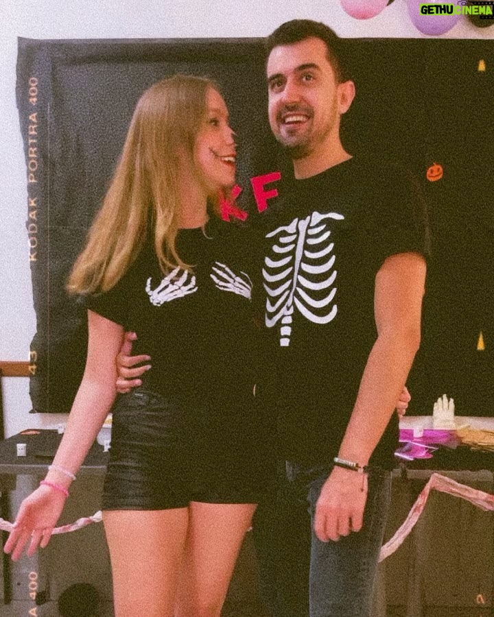 Bruna Tatar Instagram - conteúdo de casal no halloween interrompido por motivos de: meu namorado não sabe fazer cara de esqueleto 🙄💀 Halloween Town