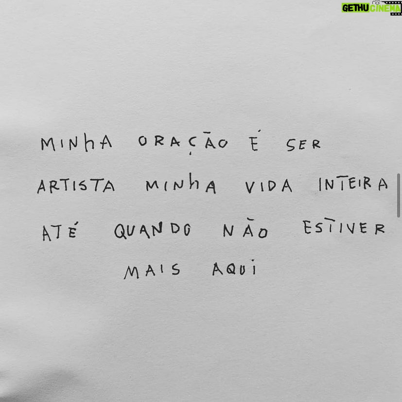 Bruna Tatar Instagram - Dia do ator. De fazer aquilo que, aos meus 7 anos, eu experimentei e mesmo na época sem nem saber nomear, me apaixonei. Primeiro vieram os palcos, depois também os sets de filmagem. Mágico. Era uma sensação de pertencimento, de arrepios. De querer ficar. E fiquei…. tenho ficado….quero ficar. Que assim seja 🙏🏻🌻 que eu possa continuar fazendo muita arte por aí e que consiga transmitir o tanto que transbordo por dentro. 📹🎭🎬 #diadoator19deagosto #diadoator