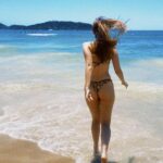 Bruna Tatar Instagram – chegar e já cair no mar 🧜🏻‍♀️🌊🙏🏻 Campeche, Santa Catarina, Brazil