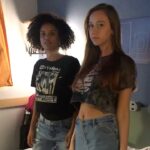 Bruna Tatar Instagram - A Heslaine é minha irmã de longa data. Juntas já vivemos muitas fases e momentos. Altos e baixos. A Heslaine é poesia, é toda tagarela digna de uma boa geminiana e com ela aprendi e aprendo muito. Ela me ensina a respeito da importância da gente “meter a cara” em certas situações e faz de tudo pra me ajudar a deixar um pouquinho de lado o meu “lado introvertido”. E relaxar. Com a Heslaine não tem tempo ruim, têm karaokê, têm dança, têm muita risada. E tem emoção também. Não sei nem enumerar a quantidade de vezes que choramos juntas por tudo quanto é motivo, dos mais banais até os segredos mais profundos. Com a Heslaine não tem filtro. A gente pode ser 100% verdadeiras juntas e esses momentos são muito gostosos. A Heslaine é uma das mulheres mais generosas que eu conheço. Dividiu a cama dela comigo quando eu não tinha onde ficar no Rio e fez com que a experiência fosse incrível. A propósito, morar com a Heslaine é incrível. Amiga, que seu novo ano seja lindo, que Deus abençoe muito os seus caminhos e que não tenha dúvidas de que, se algo apertar, tô aqui sempre de braços e abraços abertos dignos de uma boa canceriana. Voa 🧚🏻 Te amo e te admiro @heslainevieira 🌻 parabéns ❤️