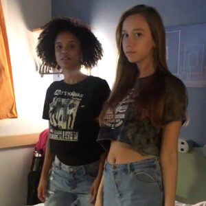 Bruna Tatar Instagram - A Heslaine é minha irmã de longa data. Juntas já vivemos muitas fases e momentos. Altos e baixos.
A Heslaine é poesia, é toda tagarela digna de uma boa geminiana e com ela aprendi e aprendo muito. 
Ela me ensina a respeito da importância da gente “meter a cara” em certas situações e faz de tudo pra me ajudar a deixar um pouquinho de lado o meu “lado introvertido”. E relaxar.
Com a Heslaine não tem tempo ruim, têm karaokê, têm dança, têm muita risada. E tem emoção também.
Não sei nem enumerar a quantidade de vezes que choramos juntas por tudo quanto é motivo, dos mais banais até os segredos mais profundos.
Com a Heslaine não tem filtro. A gente pode ser 100% verdadeiras juntas e esses momentos são muito gostosos.
A Heslaine é uma das mulheres mais generosas que eu conheço. Dividiu a cama dela comigo quando eu não tinha onde ficar no Rio e fez com que a experiência fosse incrível. A propósito, morar com a Heslaine é incrível.
Amiga, que seu novo ano seja lindo, que Deus abençoe muito os seus caminhos e que não tenha dúvidas de que, se algo apertar, tô aqui sempre de braços e abraços abertos dignos de uma boa canceriana.
Voa 🧚🏻
Te amo e te admiro  @heslainevieira 🌻 parabéns ❤️