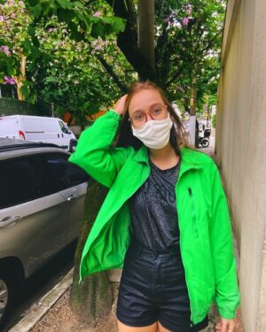 Bruna Tatar Instagram - um pontinho verde mascarado 4 olhos passando pela sua timeline 👽👽🌳 🌳😷