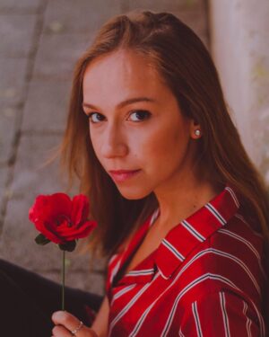 Bruna Tatar Instagram - burning red 🌹
