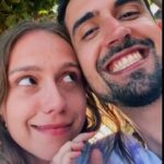 Bruna Tatar Instagram - 365 + 365 do dia 01 da nossa história. Da história com esse ariano que até então era só um amigo de uma amiga, tinha um nome diferente e se livrou comigo de um arrastão carnavalesco. Ah, passou glitter em mim no metrô 😒 e me prometeu um brigadeiro. Eu não mudaria nem uma vírgula da nossa história e de tudo que a gente constrói juntos todos os dias, sem pressa e com muito carinho. Não sei se foi sorte, destino ou meu beijo 🤪, mas sei que a vida têm sido muito mais muito mais linda com a sua companhia. Você faz eu me sentir viva e amada. E eu amo te amar, meu lindinho. 🍀🌻