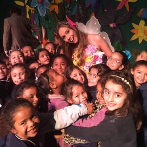 Bruna Tatar Instagram - Hoje é o Dia Mundial do Teatro. Teatro que, desde muito novinha, sempre me recebeu de portas abertas quase como quem diz “seu lugar é aqui”, me fazendo sentir em casa, inteira e viva. Minha base ❤️
O meu grande respeito e admiração por todos os amigos que fiz no palco. E espero que em breve possamos voltar, mais fortes do que nunca.
 #diamundialdoteatro #27demarço #teatro