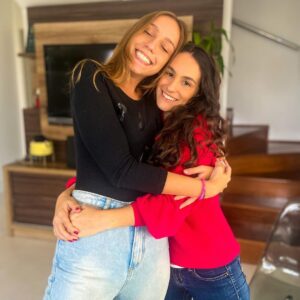 Bruna Tatar Instagram - de olhinhos fechados e coração transbordando de poder celebrar mais um ano da minha Nani ☀️ essa aquariana linda que me proporciona as melhores reflexões, aquela amiga que conversa comigo por duas redes sociais diferentes simultaneamente. E que ama caipirinha de maracujá mas têm um imã que faz com que sempre alguem esbarre e derrube a bebida nela. E que é esforçada, corre atrás do que quer pra fugir daquilo que a gente mais teme juntas: o piloto automático.
Nani, queria que você pudesse se ver de fora só um pouquinho pra nunca esquecer dessa MULHER incrível que você é, de dentro pra fora ❤️ mas, se for necessário, posso te lembrar disso sempre. 
Que seja um novo ciclo de muito amor, novas descobertas, prosperidade e que você vá sempre atrás daquilo que faz o seu olhinho verde/cinza brilhar. 
Eu te amo muito e te admiro cada dia mais.
Já vejo um novo ciclo dessa vidona sorrindo muito e muito pra você 
Parabéns ☘️☘️☘️☘️☘️☘️🌻🌻🌻🌻🌻🌻❤️❤️❤️❤️❤️❤️
