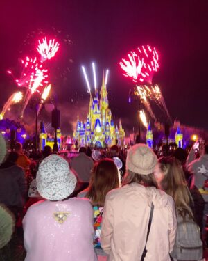 Bruna Tatar Instagram - nosso primeiro dia de parque foi mágico com direito a choro livre no show de fogos, eu gritando em absolutamente todas as montanhas-russas, fotinho com o 🐭 e as companheiras mais fodas de viagem @larissamanoela @amandadegodoi @amandaorestess 

HOJE TEM MAIS AAAAAAA ❤️ tô mt feliz 🏰

@disneyworld.brasil 
#disneyviptours