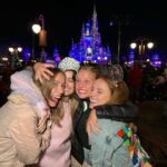 Bruna Tatar Instagram - nosso primeiro dia de parque foi mágico com direito a choro livre no show de fogos, eu gritando em absolutamente todas as montanhas-russas, fotinho com o 🐭 e as companheiras mais fodas de viagem @larissamanoela @amandadegodoi @amandaorestess HOJE TEM MAIS AAAAAAA ❤️ tô mt feliz 🏰 @disneyworld.brasil #disneyviptours