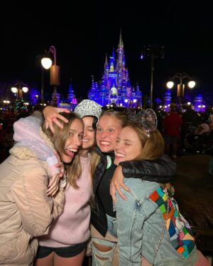 Bruna Tatar Instagram - nosso primeiro dia de parque foi mágico com direito a choro livre no show de fogos, eu gritando em absolutamente todas as montanhas-russas, fotinho com o 🐭 e as companheiras mais fodas de viagem @larissamanoela @amandadegodoi @amandaorestess 

HOJE TEM MAIS AAAAAAA ❤️ tô mt feliz 🏰

@disneyworld.brasil 
#disneyviptours