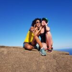 Bruna Tatar Instagram - A Heslaine é minha irmã de longa data. Juntas já vivemos muitas fases e momentos. Altos e baixos. A Heslaine é poesia, é toda tagarela digna de uma boa geminiana e com ela aprendi e aprendo muito. Ela me ensina a respeito da importância da gente “meter a cara” em certas situações e faz de tudo pra me ajudar a deixar um pouquinho de lado o meu “lado introvertido”. E relaxar. Com a Heslaine não tem tempo ruim, têm karaokê, têm dança, têm muita risada. E tem emoção também. Não sei nem enumerar a quantidade de vezes que choramos juntas por tudo quanto é motivo, dos mais banais até os segredos mais profundos. Com a Heslaine não tem filtro. A gente pode ser 100% verdadeiras juntas e esses momentos são muito gostosos. A Heslaine é uma das mulheres mais generosas que eu conheço. Dividiu a cama dela comigo quando eu não tinha onde ficar no Rio e fez com que a experiência fosse incrível. A propósito, morar com a Heslaine é incrível. Amiga, que seu novo ano seja lindo, que Deus abençoe muito os seus caminhos e que não tenha dúvidas de que, se algo apertar, tô aqui sempre de braços e abraços abertos dignos de uma boa canceriana. Voa 🧚🏻 Te amo e te admiro @heslainevieira 🌻 parabéns ❤️
