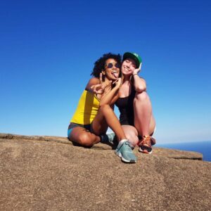 Bruna Tatar Instagram - A Heslaine é minha irmã de longa data. Juntas já vivemos muitas fases e momentos. Altos e baixos.
A Heslaine é poesia, é toda tagarela digna de uma boa geminiana e com ela aprendi e aprendo muito. 
Ela me ensina a respeito da importância da gente “meter a cara” em certas situações e faz de tudo pra me ajudar a deixar um pouquinho de lado o meu “lado introvertido”. E relaxar.
Com a Heslaine não tem tempo ruim, têm karaokê, têm dança, têm muita risada. E tem emoção também.
Não sei nem enumerar a quantidade de vezes que choramos juntas por tudo quanto é motivo, dos mais banais até os segredos mais profundos.
Com a Heslaine não tem filtro. A gente pode ser 100% verdadeiras juntas e esses momentos são muito gostosos.
A Heslaine é uma das mulheres mais generosas que eu conheço. Dividiu a cama dela comigo quando eu não tinha onde ficar no Rio e fez com que a experiência fosse incrível. A propósito, morar com a Heslaine é incrível.
Amiga, que seu novo ano seja lindo, que Deus abençoe muito os seus caminhos e que não tenha dúvidas de que, se algo apertar, tô aqui sempre de braços e abraços abertos dignos de uma boa canceriana.
Voa 🧚🏻
Te amo e te admiro  @heslainevieira 🌻 parabéns ❤️