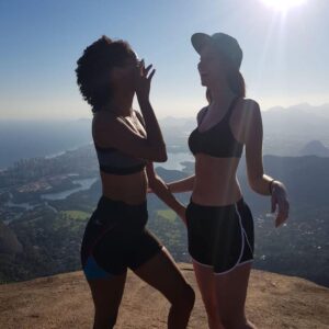 Bruna Tatar Instagram - A Heslaine é minha irmã de longa data. Juntas já vivemos muitas fases e momentos. Altos e baixos.
A Heslaine é poesia, é toda tagarela digna de uma boa geminiana e com ela aprendi e aprendo muito. 
Ela me ensina a respeito da importância da gente “meter a cara” em certas situações e faz de tudo pra me ajudar a deixar um pouquinho de lado o meu “lado introvertido”. E relaxar.
Com a Heslaine não tem tempo ruim, têm karaokê, têm dança, têm muita risada. E tem emoção também.
Não sei nem enumerar a quantidade de vezes que choramos juntas por tudo quanto é motivo, dos mais banais até os segredos mais profundos.
Com a Heslaine não tem filtro. A gente pode ser 100% verdadeiras juntas e esses momentos são muito gostosos.
A Heslaine é uma das mulheres mais generosas que eu conheço. Dividiu a cama dela comigo quando eu não tinha onde ficar no Rio e fez com que a experiência fosse incrível. A propósito, morar com a Heslaine é incrível.
Amiga, que seu novo ano seja lindo, que Deus abençoe muito os seus caminhos e que não tenha dúvidas de que, se algo apertar, tô aqui sempre de braços e abraços abertos dignos de uma boa canceriana.
Voa 🧚🏻
Te amo e te admiro  @heslainevieira 🌻 parabéns ❤️