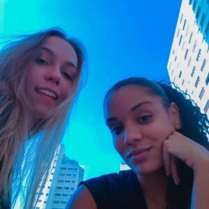 Bruna Tatar Instagram - A Heslaine é minha irmã de longa data. Juntas já vivemos muitas fases e momentos. Altos e baixos.
A Heslaine é poesia, é toda tagarela digna de uma boa geminiana e com ela aprendi e aprendo muito. 
Ela me ensina a respeito da importância da gente “meter a cara” em certas situações e faz de tudo pra me ajudar a deixar um pouquinho de lado o meu “lado introvertido”. E relaxar.
Com a Heslaine não tem tempo ruim, têm karaokê, têm dança, têm muita risada. E tem emoção também.
Não sei nem enumerar a quantidade de vezes que choramos juntas por tudo quanto é motivo, dos mais banais até os segredos mais profundos.
Com a Heslaine não tem filtro. A gente pode ser 100% verdadeiras juntas e esses momentos são muito gostosos.
A Heslaine é uma das mulheres mais generosas que eu conheço. Dividiu a cama dela comigo quando eu não tinha onde ficar no Rio e fez com que a experiência fosse incrível. A propósito, morar com a Heslaine é incrível.
Amiga, que seu novo ano seja lindo, que Deus abençoe muito os seus caminhos e que não tenha dúvidas de que, se algo apertar, tô aqui sempre de braços e abraços abertos dignos de uma boa canceriana.
Voa 🧚🏻
Te amo e te admiro  @heslainevieira 🌻 parabéns ❤️