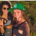 Bruna Tatar Instagram - A Heslaine é minha irmã de longa data. Juntas já vivemos muitas fases e momentos. Altos e baixos. A Heslaine é poesia, é toda tagarela digna de uma boa geminiana e com ela aprendi e aprendo muito. Ela me ensina a respeito da importância da gente “meter a cara” em certas situações e faz de tudo pra me ajudar a deixar um pouquinho de lado o meu “lado introvertido”. E relaxar. Com a Heslaine não tem tempo ruim, têm karaokê, têm dança, têm muita risada. E tem emoção também. Não sei nem enumerar a quantidade de vezes que choramos juntas por tudo quanto é motivo, dos mais banais até os segredos mais profundos. Com a Heslaine não tem filtro. A gente pode ser 100% verdadeiras juntas e esses momentos são muito gostosos. A Heslaine é uma das mulheres mais generosas que eu conheço. Dividiu a cama dela comigo quando eu não tinha onde ficar no Rio e fez com que a experiência fosse incrível. A propósito, morar com a Heslaine é incrível. Amiga, que seu novo ano seja lindo, que Deus abençoe muito os seus caminhos e que não tenha dúvidas de que, se algo apertar, tô aqui sempre de braços e abraços abertos dignos de uma boa canceriana. Voa 🧚🏻 Te amo e te admiro @heslainevieira 🌻 parabéns ❤️
