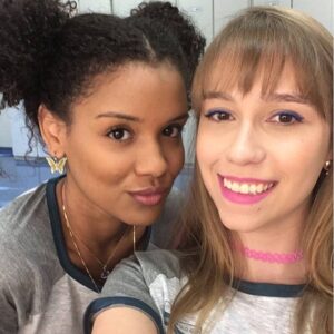Bruna Tatar Instagram - A Heslaine é minha irmã de longa data. Juntas já vivemos muitas fases e momentos. Altos e baixos.
A Heslaine é poesia, é toda tagarela digna de uma boa geminiana e com ela aprendi e aprendo muito. 
Ela me ensina a respeito da importância da gente “meter a cara” em certas situações e faz de tudo pra me ajudar a deixar um pouquinho de lado o meu “lado introvertido”. E relaxar.
Com a Heslaine não tem tempo ruim, têm karaokê, têm dança, têm muita risada. E tem emoção também.
Não sei nem enumerar a quantidade de vezes que choramos juntas por tudo quanto é motivo, dos mais banais até os segredos mais profundos.
Com a Heslaine não tem filtro. A gente pode ser 100% verdadeiras juntas e esses momentos são muito gostosos.
A Heslaine é uma das mulheres mais generosas que eu conheço. Dividiu a cama dela comigo quando eu não tinha onde ficar no Rio e fez com que a experiência fosse incrível. A propósito, morar com a Heslaine é incrível.
Amiga, que seu novo ano seja lindo, que Deus abençoe muito os seus caminhos e que não tenha dúvidas de que, se algo apertar, tô aqui sempre de braços e abraços abertos dignos de uma boa canceriana.
Voa 🧚🏻
Te amo e te admiro  @heslainevieira 🌻 parabéns ❤️