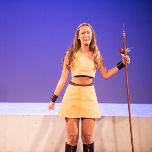 Bruna Tatar Instagram - Hoje é o Dia Mundial do Teatro. Teatro que, desde muito novinha, sempre me recebeu de portas abertas quase como quem diz “seu lugar é aqui”, me fazendo sentir em casa, inteira e viva. Minha base ❤️
O meu grande respeito e admiração por todos os amigos que fiz no palco. E espero que em breve possamos voltar, mais fortes do que nunca.
 #diamundialdoteatro #27demarço #teatro