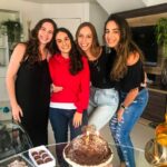 Bruna Tatar Instagram - de olhinhos fechados e coração transbordando de poder celebrar mais um ano da minha Nani ☀️ essa aquariana linda que me proporciona as melhores reflexões, aquela amiga que conversa comigo por duas redes sociais diferentes simultaneamente. E que ama caipirinha de maracujá mas têm um imã que faz com que sempre alguem esbarre e derrube a bebida nela. E que é esforçada, corre atrás do que quer pra fugir daquilo que a gente mais teme juntas: o piloto automático. Nani, queria que você pudesse se ver de fora só um pouquinho pra nunca esquecer dessa MULHER incrível que você é, de dentro pra fora ❤️ mas, se for necessário, posso te lembrar disso sempre. Que seja um novo ciclo de muito amor, novas descobertas, prosperidade e que você vá sempre atrás daquilo que faz o seu olhinho verde/cinza brilhar. Eu te amo muito e te admiro cada dia mais. Já vejo um novo ciclo dessa vidona sorrindo muito e muito pra você Parabéns ☘️☘️☘️☘️☘️☘️🌻🌻🌻🌻🌻🌻❤️❤️❤️❤️❤️❤️