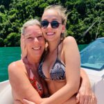Bruna Tatar Instagram - dia da minha florzinha, minha melhor amiga e confidente, que me conhece de trás pra frente e vice versa. poder contar com você é ter a segurança de que o mundo pode estar desabando mas tá tudo bem, você sempre dá um jeitinho de fazer a caminhada ser mais bonita e amorosa. Te desejo tudo de melhor, que Deus continue te dando muita saúde pra gente poder comemorar esse dia por muitos e muitos anos. Te admiro, admiro sua força de mãe/filha leoa. O mundo é todo seu, minha capricorniana 🌺💕🎉