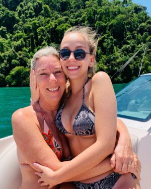Bruna Tatar Instagram - dia da minha florzinha, minha melhor amiga e confidente, que me conhece de trás pra frente e vice versa. poder contar com você é ter a segurança de que o mundo pode estar desabando mas tá tudo bem, você sempre dá um jeitinho de fazer a caminhada ser mais bonita e amorosa. 
Te desejo tudo de melhor, que Deus continue te dando muita saúde pra gente poder comemorar esse dia por muitos e muitos anos. 
Te admiro, admiro sua força de mãe/filha leoa.
O mundo é todo seu, minha capricorniana 🌺💕🎉
