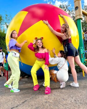 Bruna Tatar Instagram - QUE TIMEEEEE! 🌟
Alô @azulviagens @disneyworld.brasil se organizem porque a gente vai FICAAAAR 🌈🦄🌟🤪

#disneyviptours