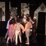 Bruna Tatar Instagram – Eu seguro sua mão na minha,
para que juntos possamos fazer,
aquilo que eu não quero,
aquilo que eu não posso,
e não consigo,
fazer sozinho.

Minha base, minha casa ❤️
27/03- Dia do Teatro 🎭
